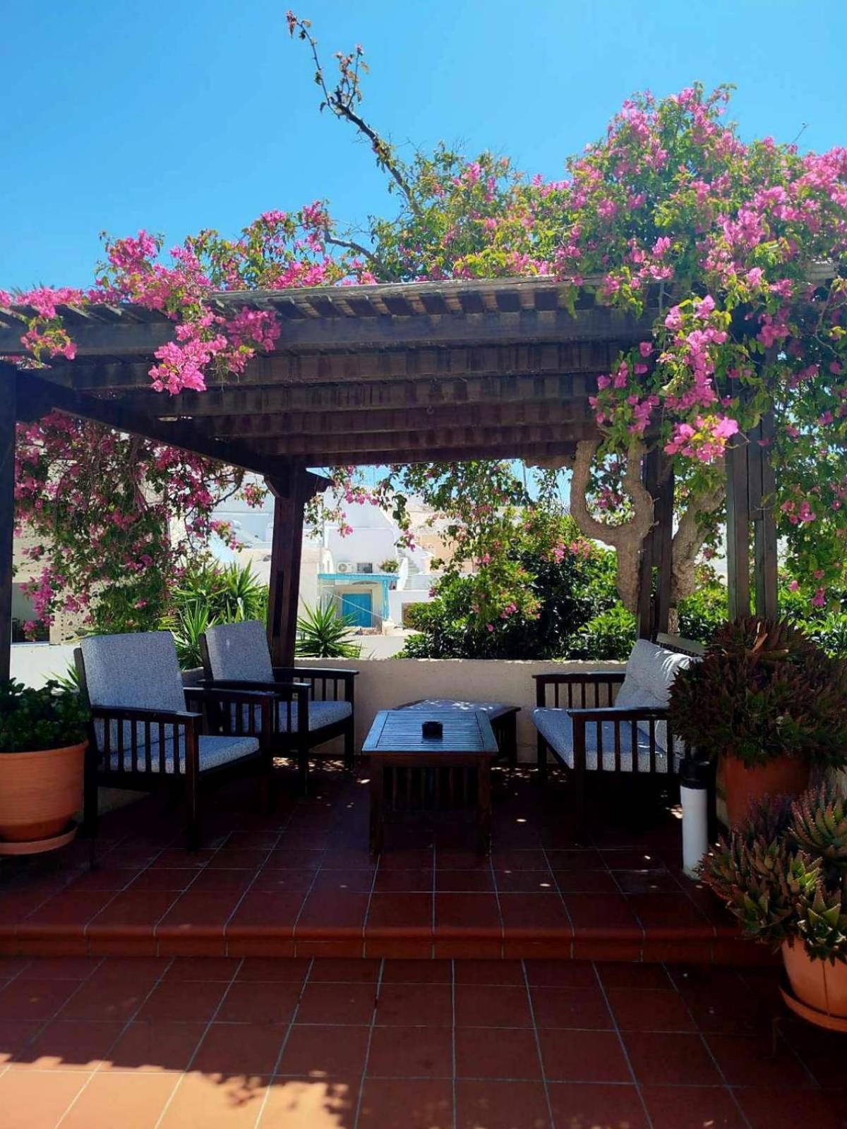 Bougainville House * Megalochori (Santorini)